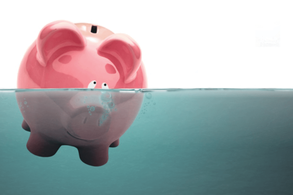 Jak obniżyć rachunki za ogrzewanie gazowe? Tonąca skarbonka — świnka