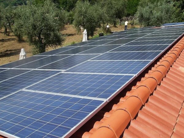 panele słoneczne zamontowane na dachu domu
