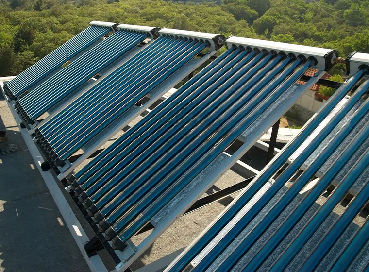 kolektory słoneczne na dachu budynku