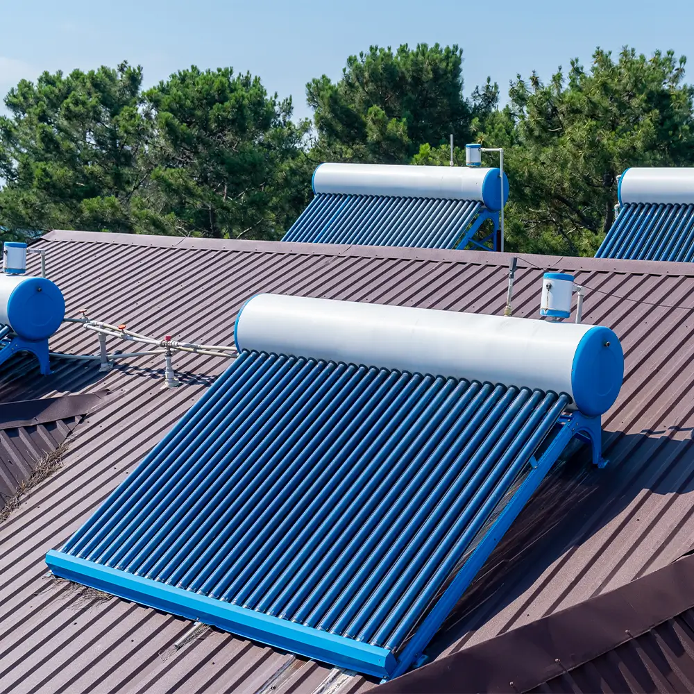 panele słoneczne na dachu budynku