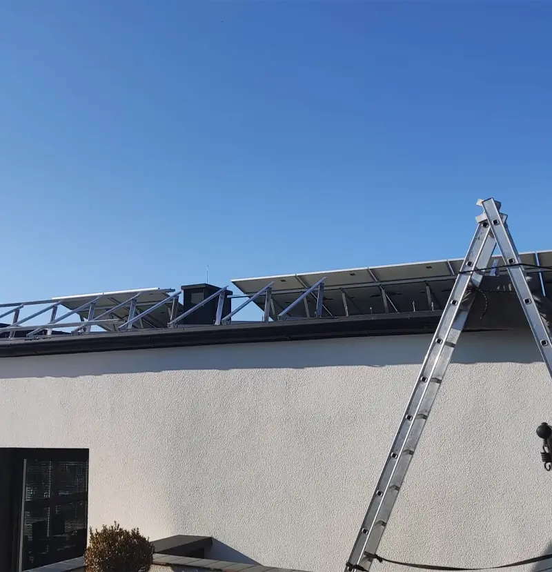 montaż paneli fotowoltaicznyhch na dachu