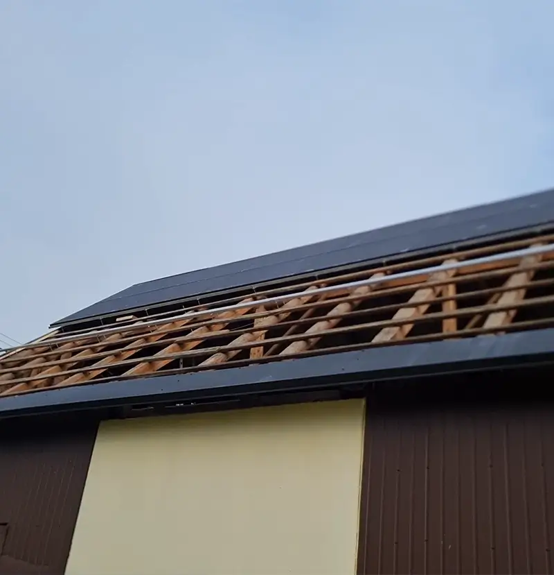 panele fotowoltaiczne dachowe podczas montażu