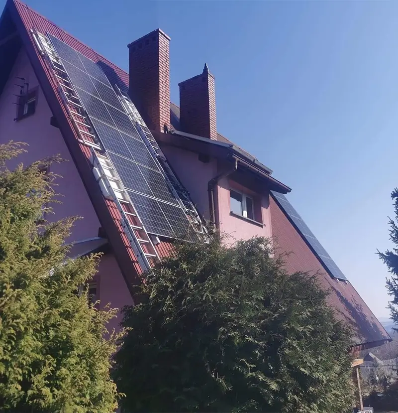 panele fotowoltaiczne zamontowane na spadzistym dachu